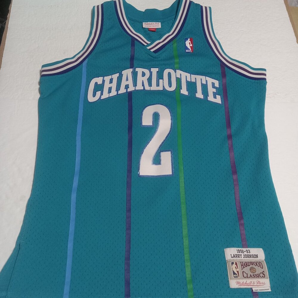 Mitchell & Ness Men's Hardwood Classics Larry Johnson Hornets BBall Jersey M